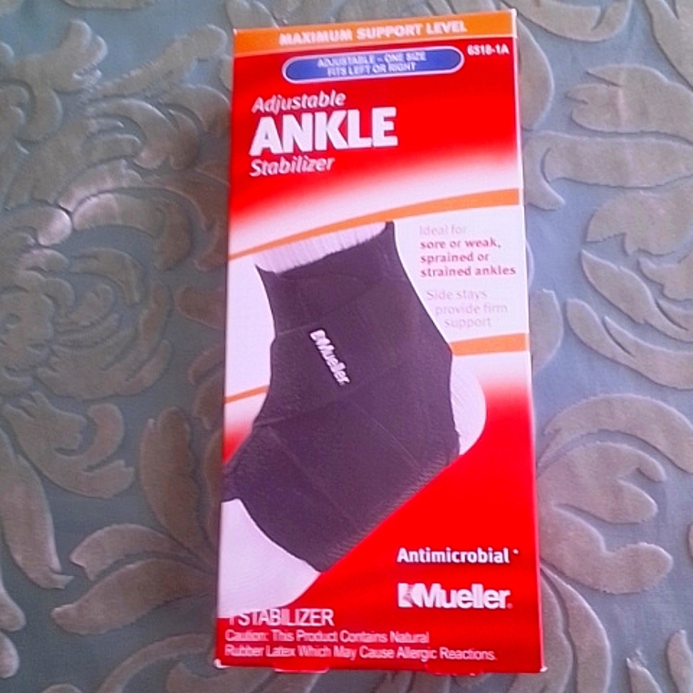 Mueller Adjustable Ankle Stabilizer in one size, fits left or right ankl…